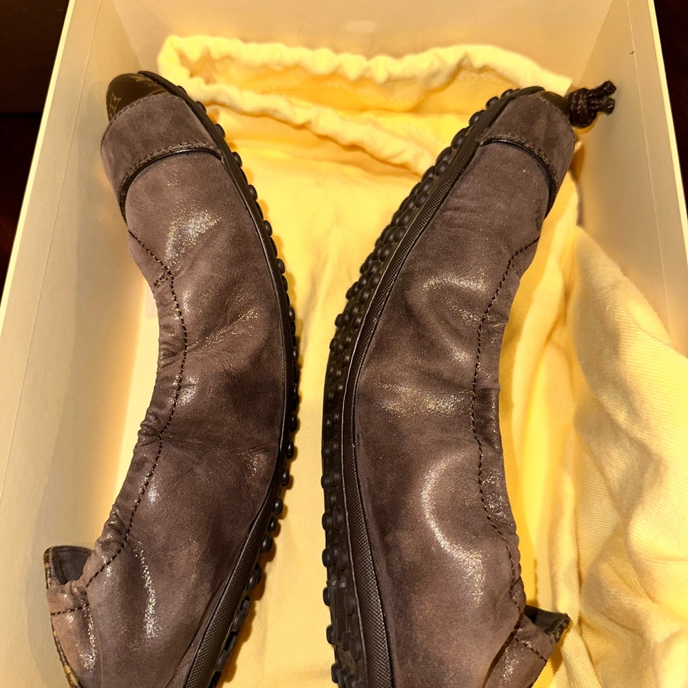Louis Vuitton Brown and Gold Flats with Monogram Design - Picture 2 of 3